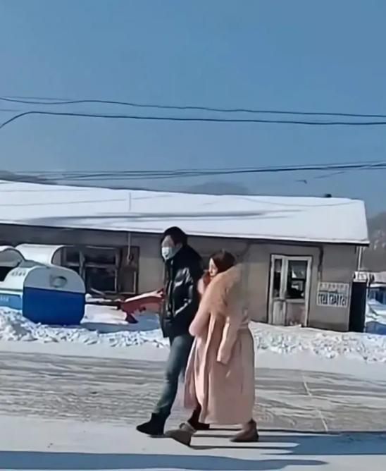 辛巴率众徒弟回老家过年相比往年低调不少还给乡亲父老送年货