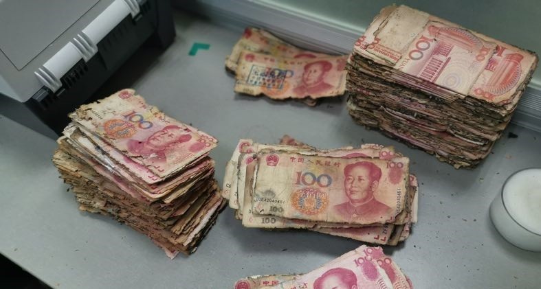 咸阳一女子提两万现金去存钱顺手当垃圾扔了,再谈大额