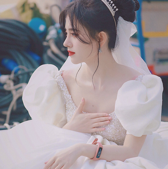鞠婧祎穿白纱公主裙,特意扎丸子头秀侧颜,假发片却藏不住了