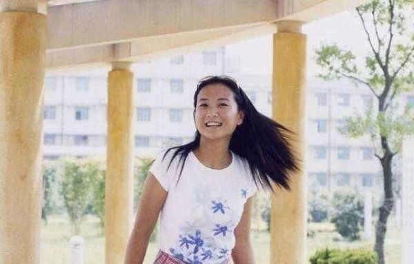 2003年,贾玲从中戏毕业. 她到处跑场子说相声,主动推销自己.