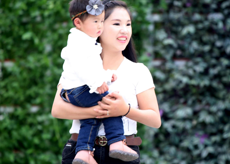 孩子抱着就能睡,一放下就醒,不是遇到睡渣宝宝,是妈妈的错