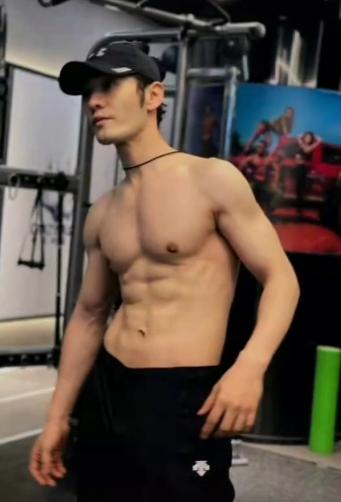 黄晓明甩掉油腻形象,暴瘦30斤练成八块腹肌