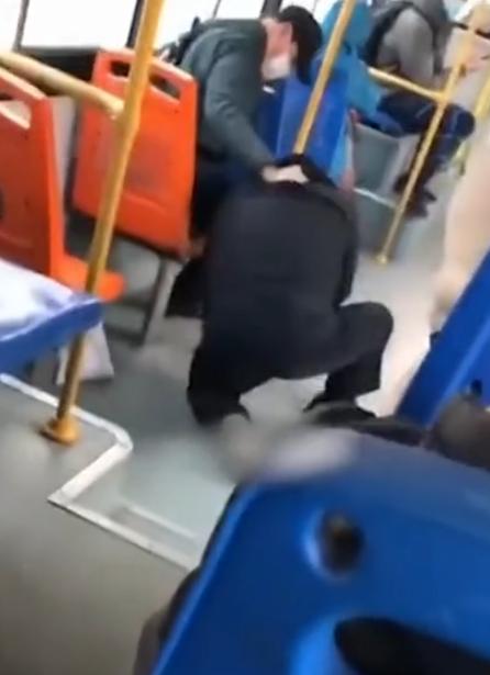 山东奇葩男在公交车上强行脱老人鞋猛吸,闻完后淡定地归还