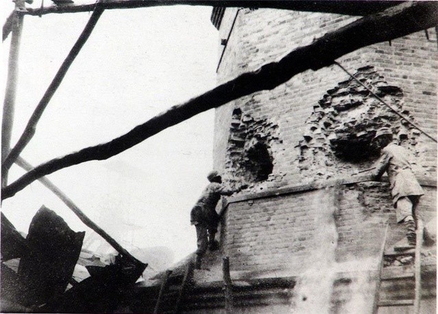 图为八路军正在对井陉煤矿烟囱爆破.