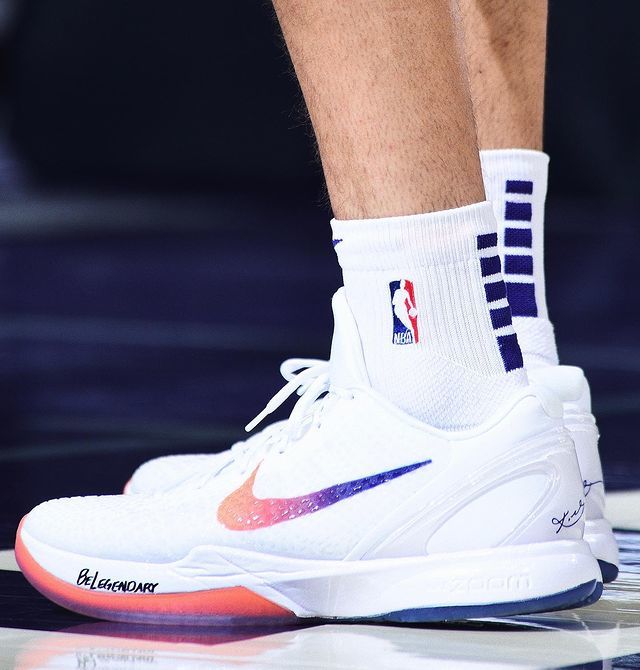 太阳球星德文·布克上脚: nike kobe   protro