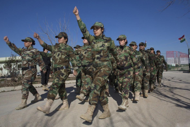 女人都走上战场了库尔德女兵发起突击缴获大批武器俘虏大量武装分子