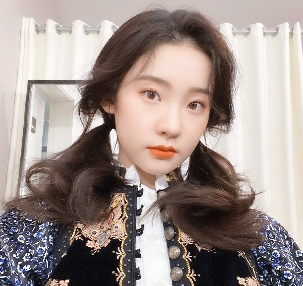 张艺凡"怼脸照"被疯传,离开美颜滤镜后,是对这个年纪最大的尊重
