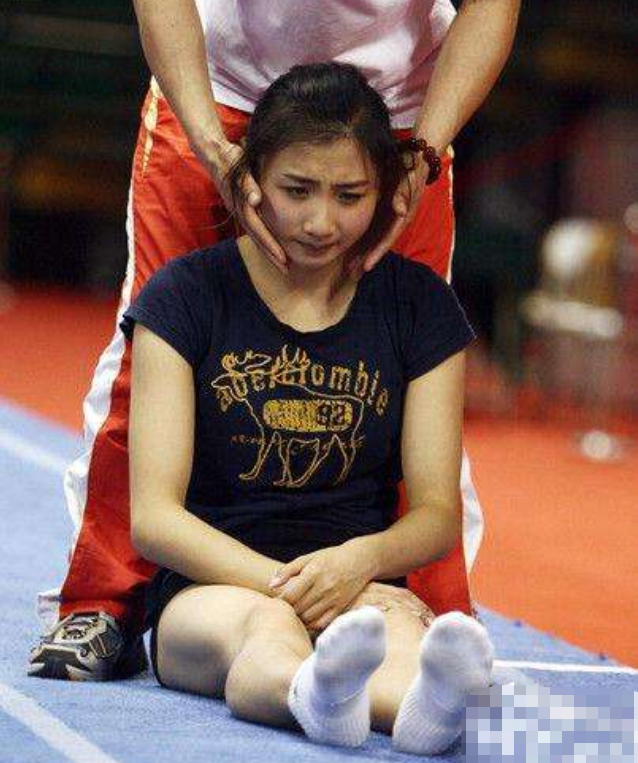 女运动员赛前热身多尴尬?福原爱遭"按摩掰腿,女排妹子很为难