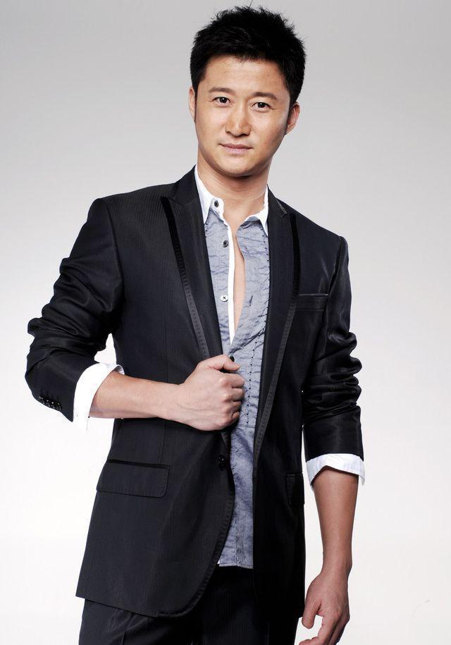 中年才爆红的3位男演员,风光背后有坎坷