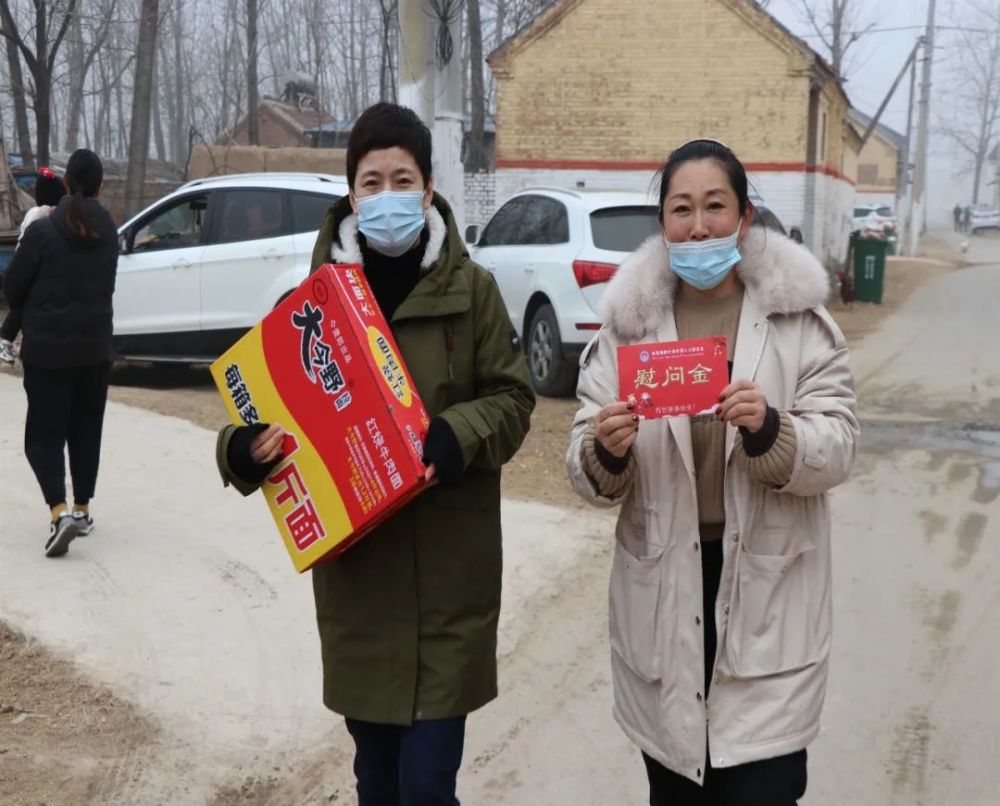 关爱联谊部部长孟润以及会员代表冯雪,蔡国等一行5人对负责的莱河镇和