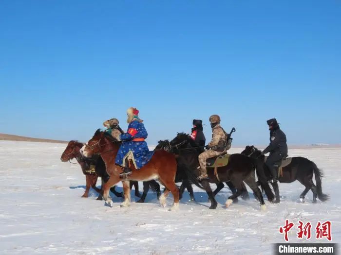 探访内蒙古首支马背警队顶风冒雪只为牧民过好年