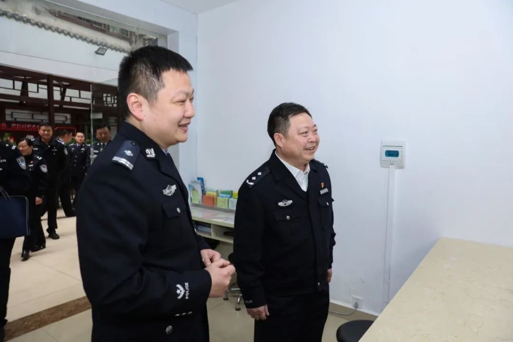 张二宏同志到红花岗公安分局开展慰问活动