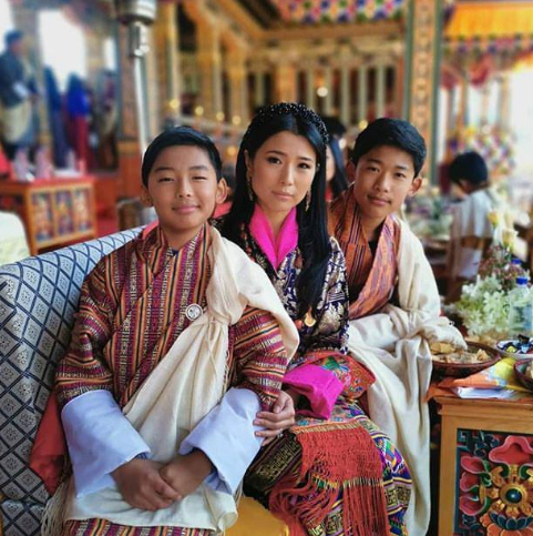 不丹老国王娶4个姐妹生5个公主雪域滋养凤眼迷人比佩玛动人
