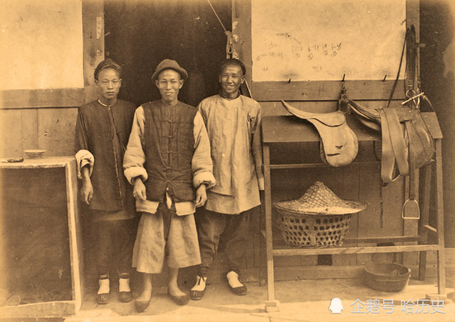 1880年福州,奥斯瓦尔德的马场中的3位马夫,旁边摆放着马鞍和马镫.