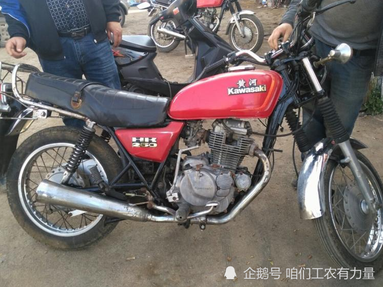 80年代河南柴油机厂制造的摩托车:黄河川崎hk250,有人