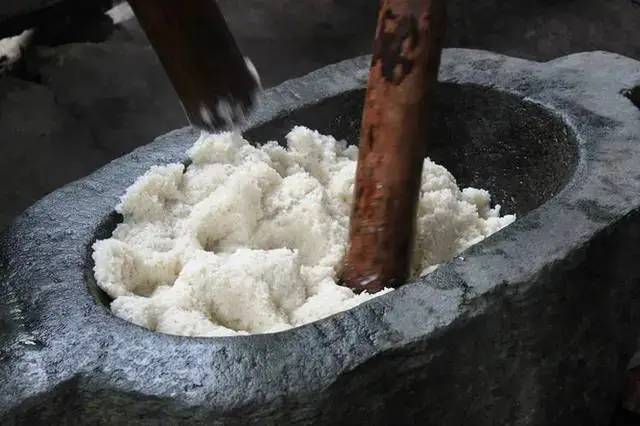 打糍粑象征团团圆圆,寓意乡民对亲情和友情的看重,寄托着苗族人民团团