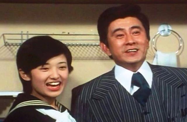 剧中,宇津井健塑造的外表冷漠,内心火热的"好爸爸"形象深入人心,而
