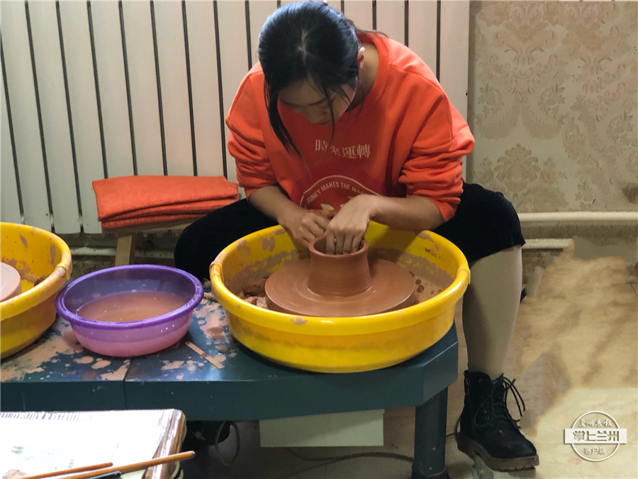 来自河北承德的魏可心是一位热情大方的90后女孩,在兰州经营着一家