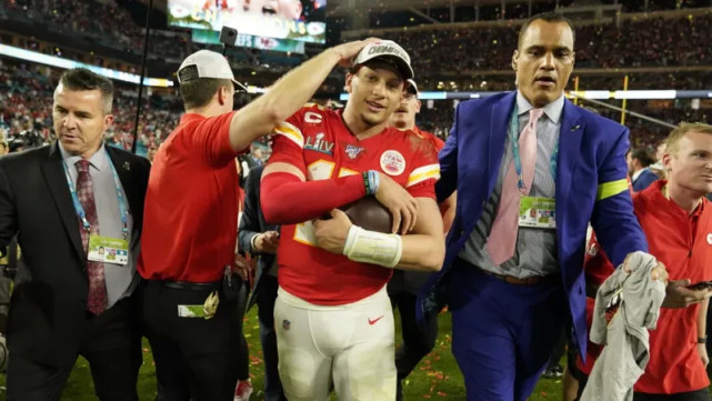 nfl直播:酋长vs海盗 布雷迪pk马霍姆斯,天骄对决!