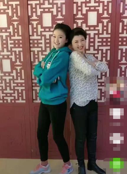 "国家一级演员"闫学晶,嫁二婚老公46高龄产女,48岁享正师级待遇