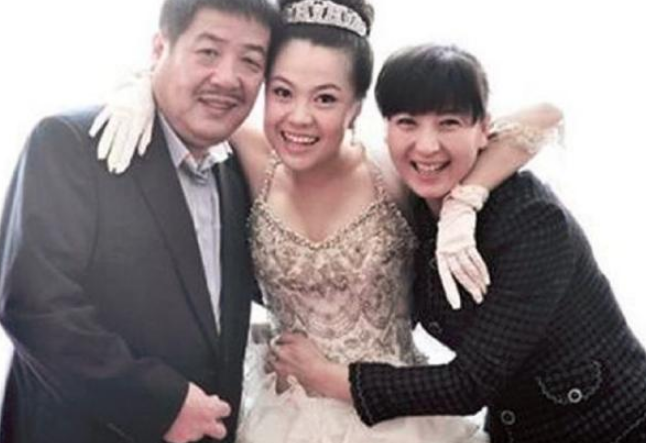 "国家一级演员"闫学晶,嫁二婚老公46高龄产女,48岁享正师级待遇