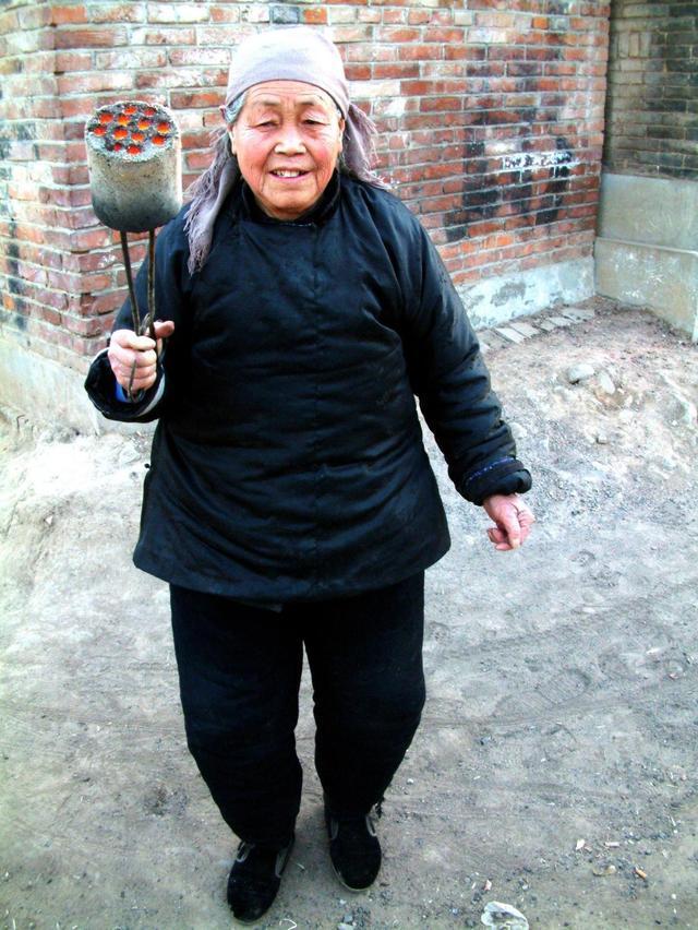 图中的老婆婆是我农村老家的老奶奶,也是我们村里年龄最大的老人,村里