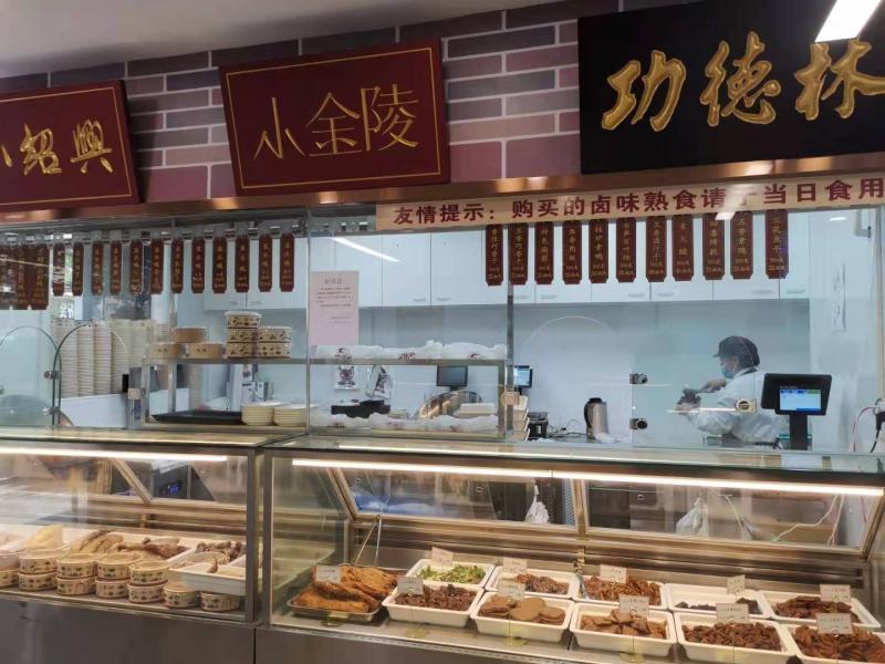吃完汤包,再买点南京路老字号的熟食带回去,上海江湾镇的老吃客们直呼