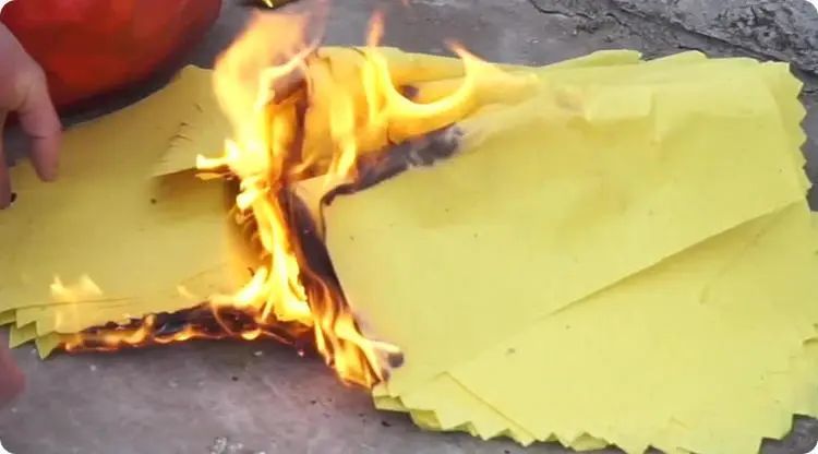 十字路口烧纸的禁忌,犯了忌讳,祸事连连!
