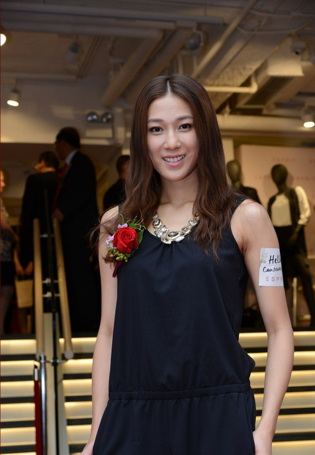 钟嘉欣笑起来的样子真甜,穿黑色"大衣裙"依旧迷人,还