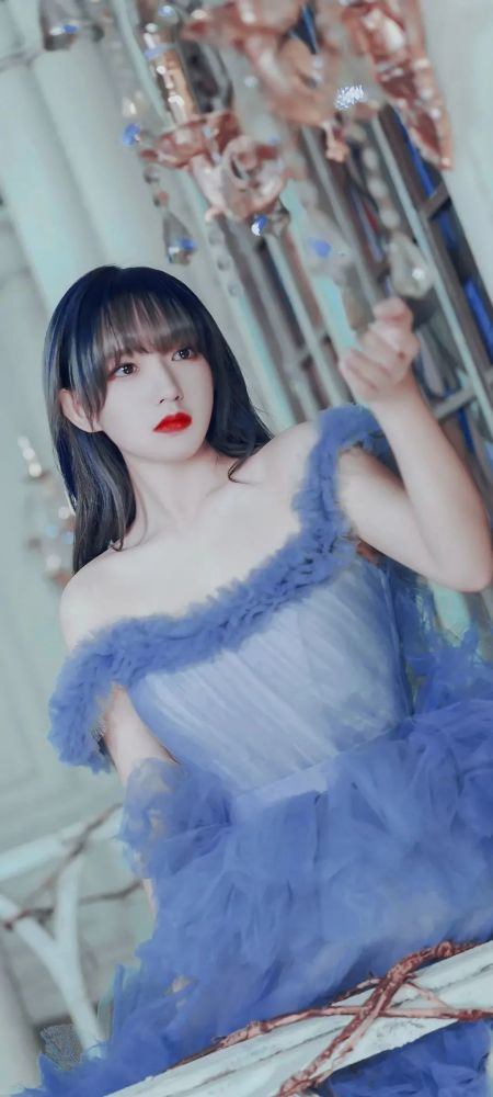 舞台上表演的程潇,身穿白色衣服,仿佛洋娃娃般的外貌,散发着小清新