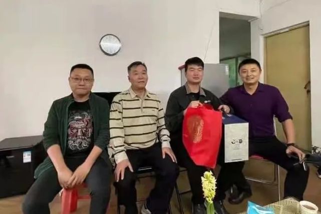 公司高级业务经理罗兴民带队家访慰问骨干及家属.