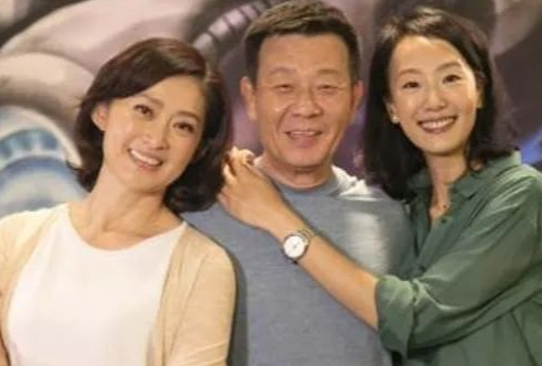 66岁寇世勋享天伦之乐,2个老婆住楼上楼下,儿子不出道