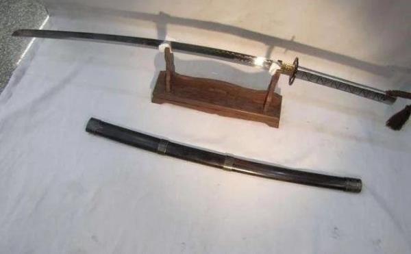 抗战老兵在战场上缴获一把日本军刀,日本人三千万收购