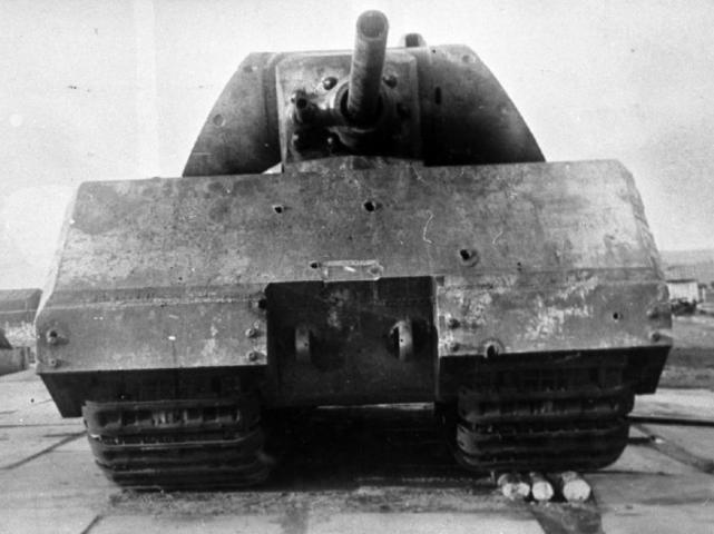 1945年,苏军缴获的鼠式超重型坦克,士兵还没车体高