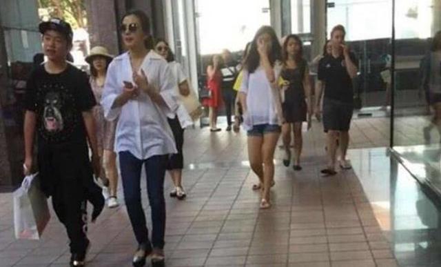 与身价120亿叶茂靑同居3年的赵薇,为何嫁给"二婚带娃"黄有龙?