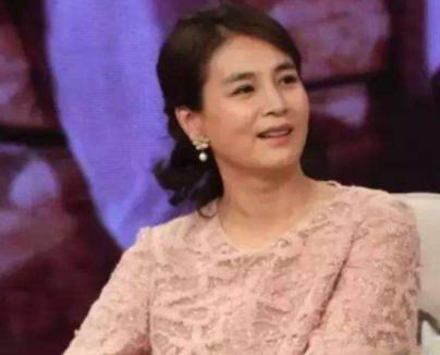 22岁嫁英达弟弟,32岁心酸隐退,被抛弃的赵明明今与女儿相依为命
