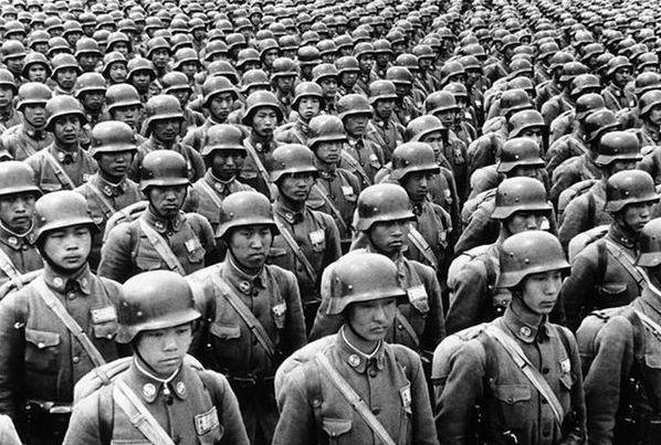 德械师的官兵素质高,装备也好,而且师的编制也很庞大,与普通的国军