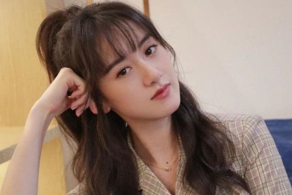 赵丽颖被两面夹击?曝袁冰妍照搬其拍照风格,品牌也暗自帮其助力