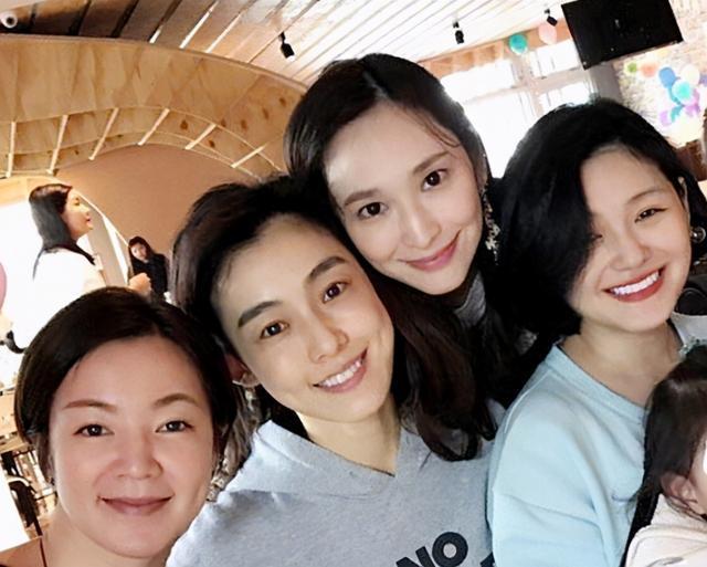 阿雅的活佛老公,终于露真容了,女儿都六岁了,三人享受
