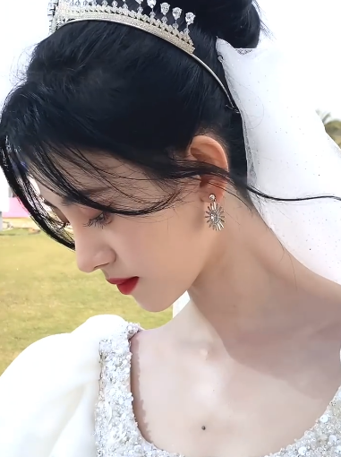鞠婧祎零下十几度穿婚纱,拍照时暴露原相机里的自己,网友都傻眼了