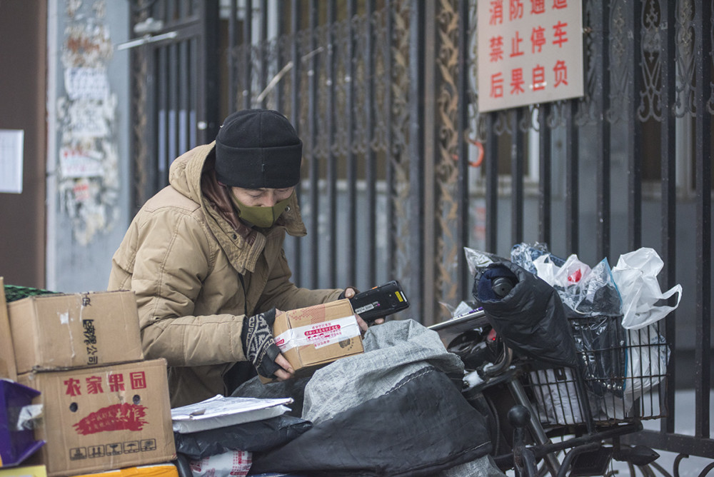 为保障物资供应,快递小哥们穿梭于城市的街头巷尾,四处忙碌奔波.