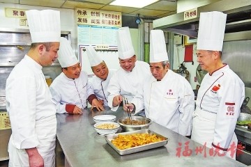 "今年87岁的姚信锐是聚春园大酒店的一代名厨,中国烹饪大师,福建省