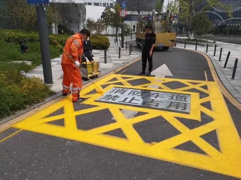出门开车别乱停消防车道别占用