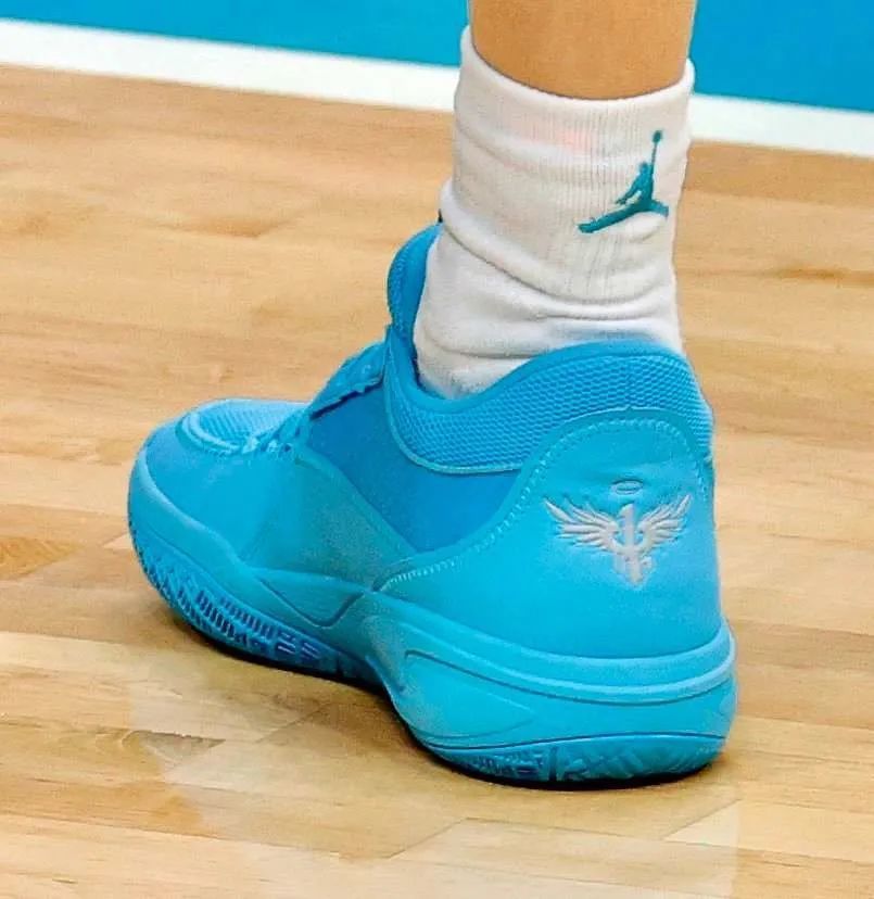 在三球上脚的puma court rider后跟部分,还有三球的个人logo.