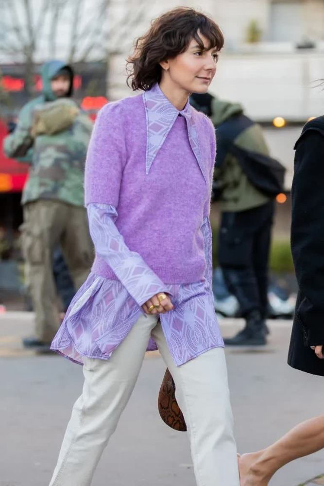 紫色毛衣随便一穿就非常好看,再配一条牛仔裤,一双短靴(建议白色).