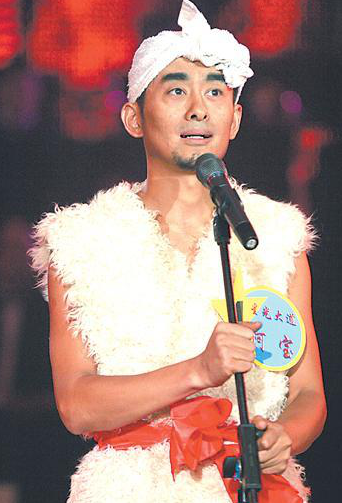 51岁阿宝再现经典造型,厨房狭小显邋遢,曾被造谣娶娇妻吃软饭?