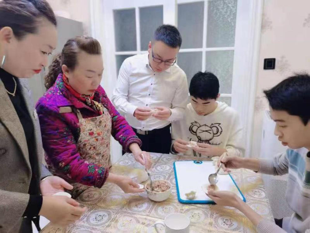 超暖!大学生"原地过年",院长邀请学生回家包饺子吃团圆饭