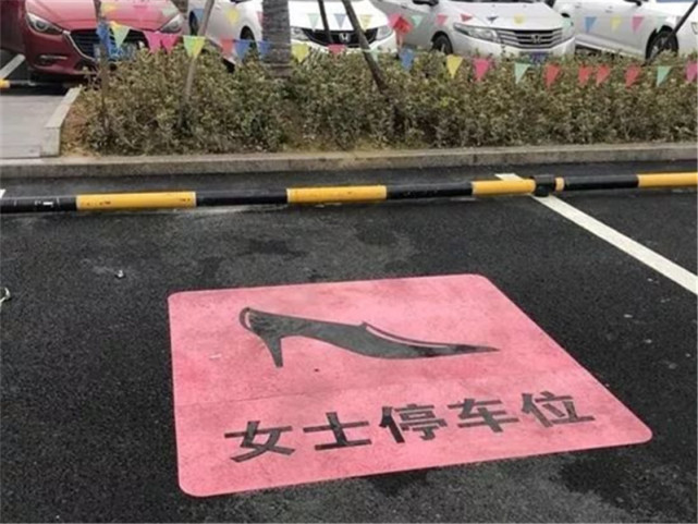 对于"见缝插针"的老司机们来说,停车或者倒车这种操作没有任何难度
