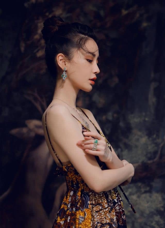 杨颖穿吊带裙树林拍大片,侧身拍照太显身材,一招完美救场