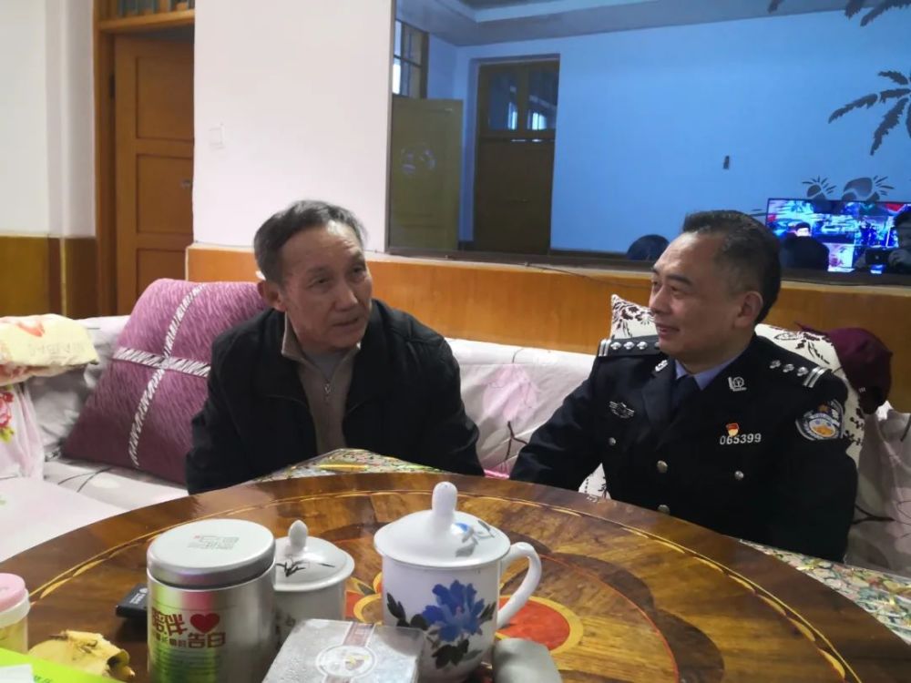 【共筑平安中国年】邓安华同志慰问退休老同志